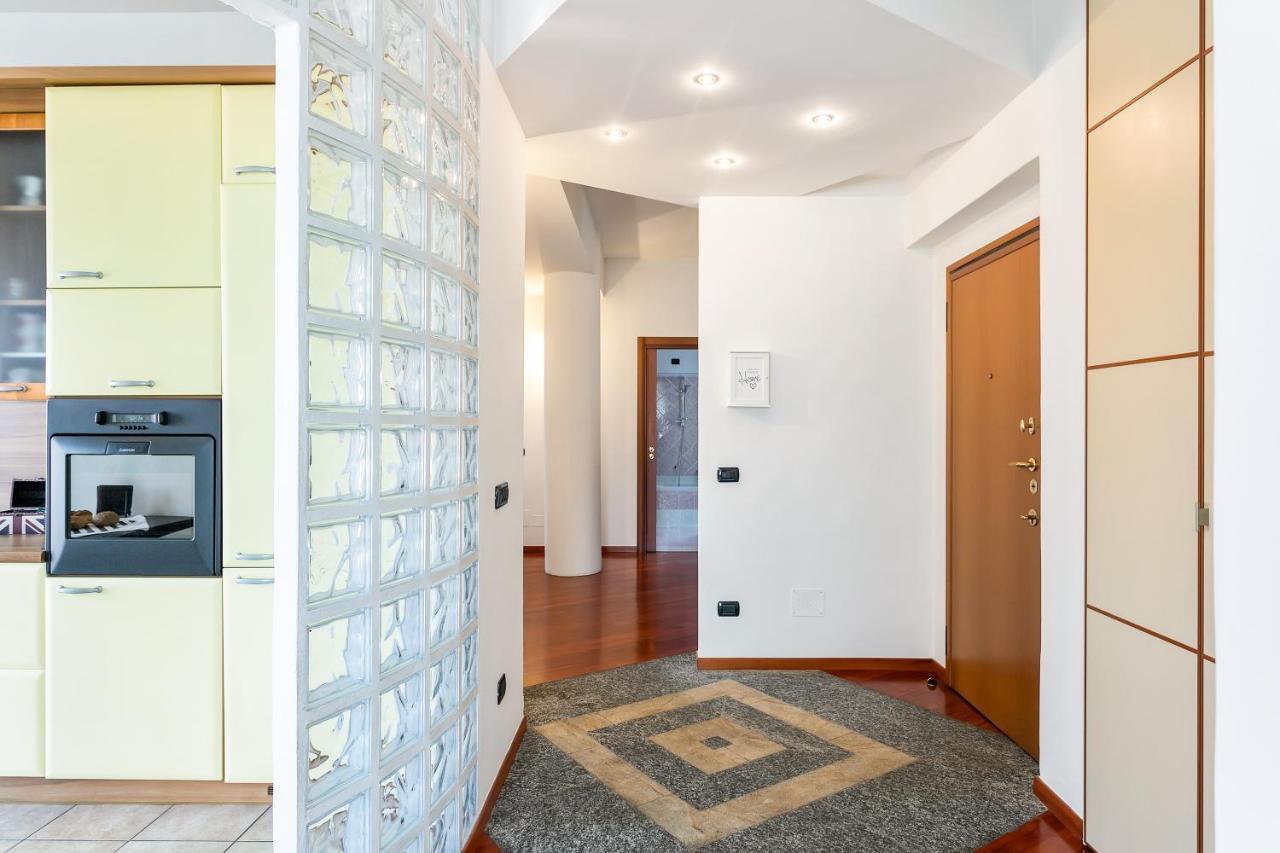 Santa Chiara Apartment By Myhomeincomo Exterior photo